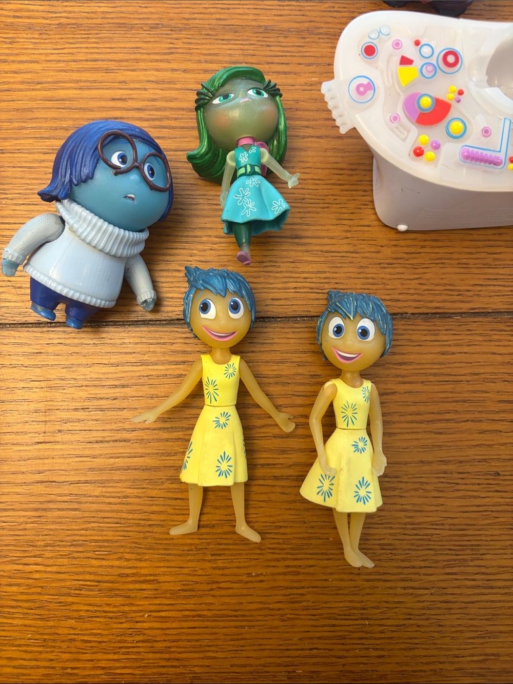 Inside Out Joy & Friends Playset - Yellow Figures with Accessories - Picture 3 of 5